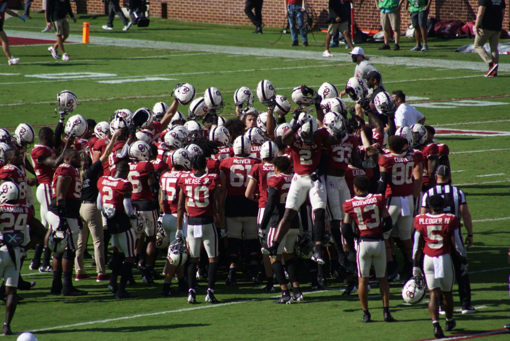 Sooners huddle
